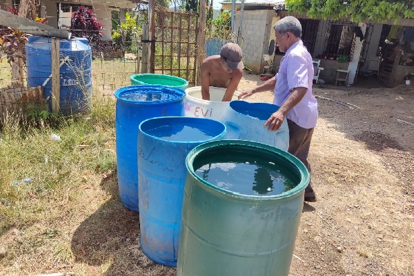 Esperan al carro cisterna del municipio para que los abastezcan de agua potable. Foto. Eric Montenegro