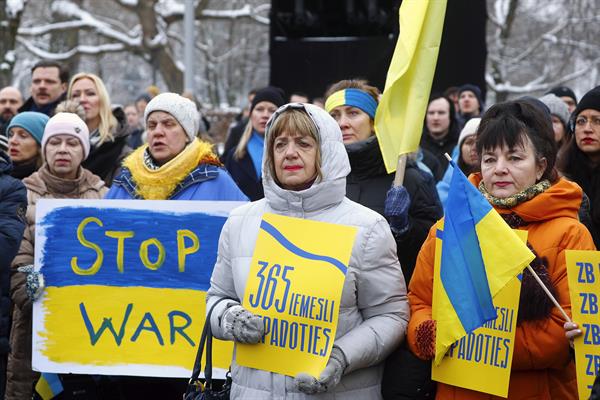 Manifestación para conmemorar el primer aniversario de la invasión rusa de Ucrania en el Monumento a la Libertad en Riga, Letonia. Foto: EFE