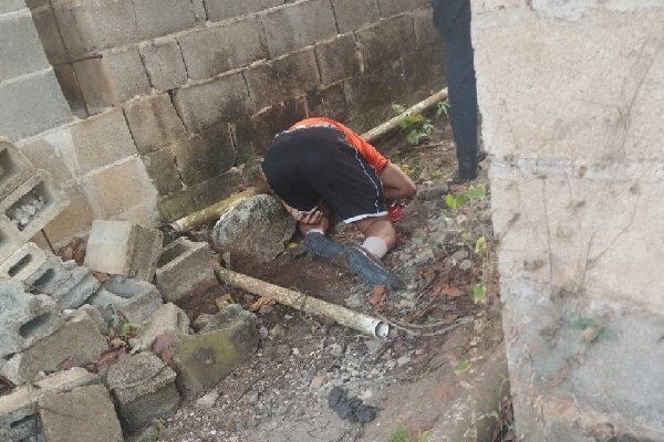 El occiso, del cual no se conocen las generales, quedó tirado en uno de los callejones del área. Foto. Diomedes Sánchez