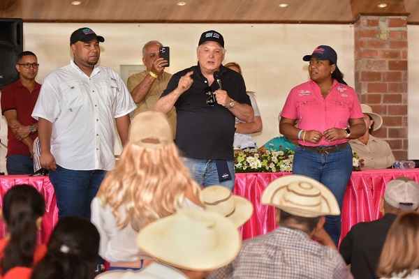 Ricardo Martinelli junto a Derick Echeverría (izq) y Nadine González (der), candidatos a secretarios de la Juventud y la Mujer, de CD. Foto: Cortesía 