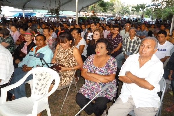 Centenares de peregrinos entre lágrimas, otros sentados y hasta de arrodillados observaron el paso de la romería del hijo de Dios. Foto. Melquiades Vásquez