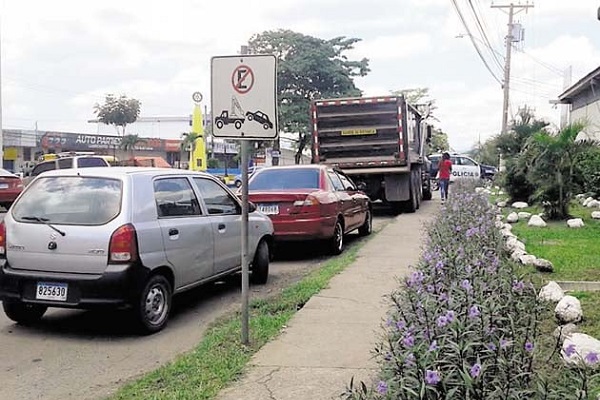 El empleo de grúas y de inmovilizadores que se colocan en las ruedas de los vehículos, además de multas de $10.00, están entre las medidas que se aplicarán de no pagar el conductor por el tiempo de uso del estacionamiento.