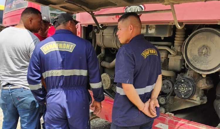 Miembros del Senafront también participaron en la inspección de los autobuses. Archivo