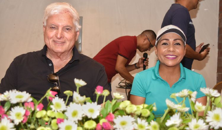 Ricardo Martinelli junto con Yanibel Ábrego. Archivo.