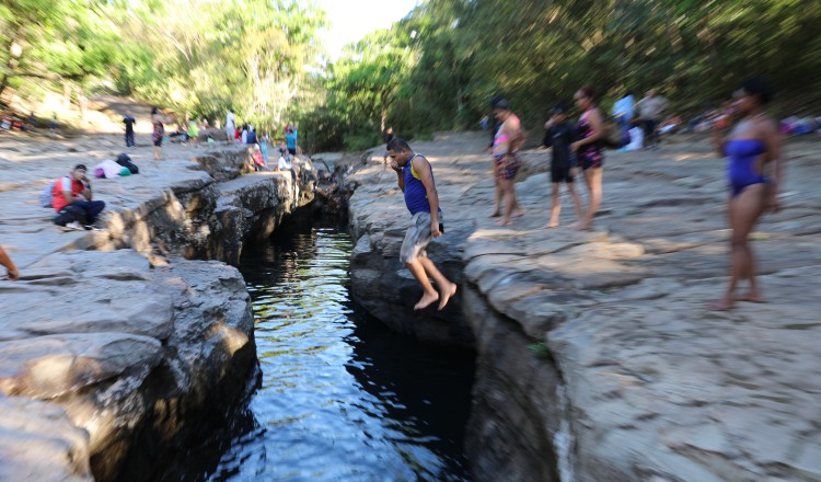 Los bañistas realizan clavados en el área profunda del balneario.   Foto: Mar y Tierra Tours