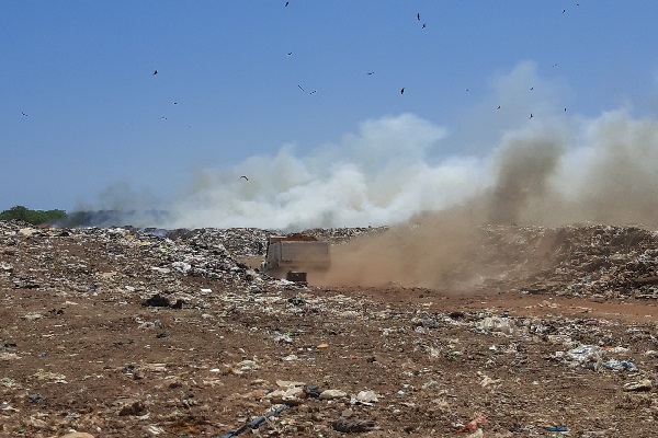 Desde la Alcaldía de Chitré, informaron que al menos cuatro mil toneladas de tierra han sido utilizadas para sofocar la basura incendiada. Foto. Thays Domínguez