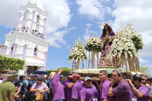 Miles de fieles asistieron a Atalaya para cumplir mandas y visitar a Jesús Nazareno de Atalaya. Foto. Melquíades Vásquez.