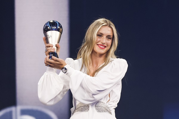 Alexia Putellas levanta el trofeo The Best en la rama femenina. Foto: EFE