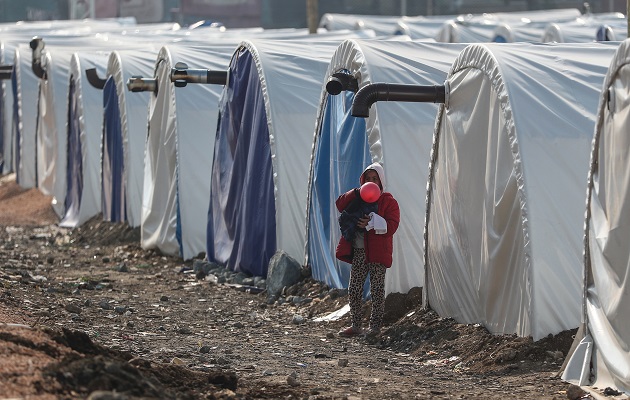 Desde el día de los terremotos, casi dos millones de personas sobreviven en tiendas de campaña. Foto: EFE