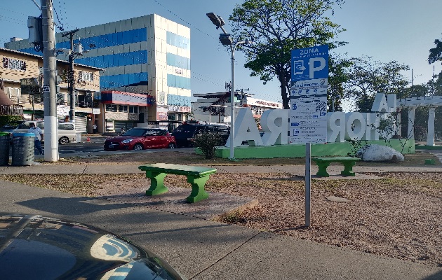 El cobro de aparcamientos mediante parquímetros virtuales ha generado diversos tipos de opiniones. Foto / Eric Montenegro.