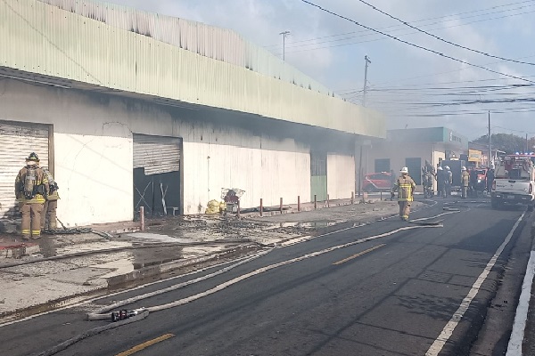 Por el momento, los bomberos han logrado confinar el fuego dentro de los locales. Foto. Eric Montenegro Por el momento, los bomberos han logrado confinar el fuego dentro de los locales. Foto. Eric Montenegro