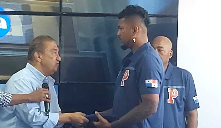 Humberto Mejia recibe la bandera para liderar la delegación de Panamá en el Clásico Mundial de Béisbol. Foto: Jaime Chávez Humberto Mejia recibe la bandera para liderar la delegación de Panamá en el Clásico Mundial de Béisbol. Foto: Jaime Chávez