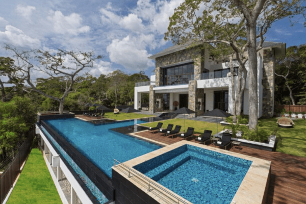 Vista del exterior de la villa donde se rodó el 'reality'. Foto: Latin Exclusive Vista del exterior de la villa donde se rodó el 'reality'. Foto: Latin Exclusive