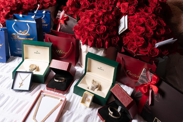 Los regalos que recibió la famosa en el Día de San Valentín. Foto: Instagram / @yailinlamasviralreal Los regalos que recibió la famosa en el Día de San Valentín. Foto: Instagram / @yailinlamasviralreal