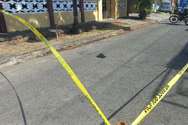 Se informó que en la escena quedó tirada una gorra, color negra y un proveedor de arma de fuego. Foto. Diomedes Sánchez