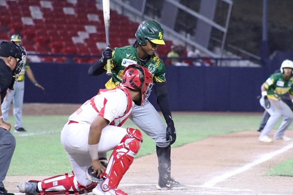 Panamá Oeste  venció a Coclé y se encuentra a un paso del título en el béisbol juvenil. Foto: Fedebeis