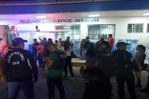 En cuestión de minutos, el centro hospitalario, se llenó de familiares que buscaban información de sus seres queridos. Foto. Diomedes Sánchez