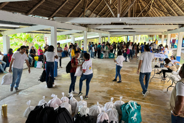 Entrega de las donaciones en la zona norte de Penonomé. Foto: Cortesía