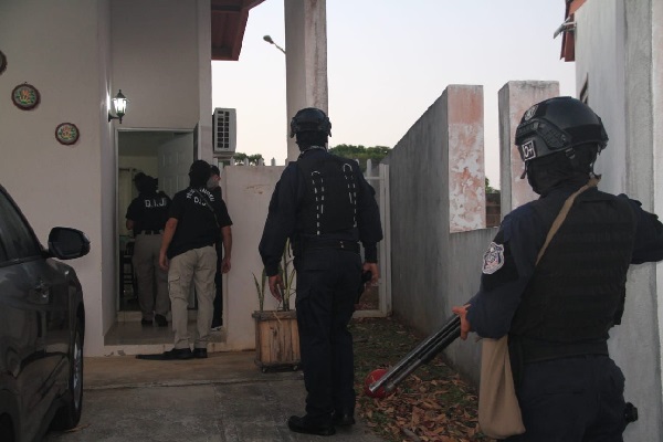 Los funcionarios del MP y la Policía Nacional efectuaron tres diligencias de allanamiento en la búsqueda de los cuatro indiciados. Foto. Eric Montenegro