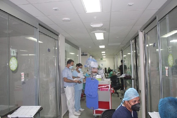 La unidad también recibió ventiladores mecánicos de transporte para llevar a los pacientes a estudios fuera de la UCI, agregó Manuel Arauz, experto en terapia respiratoria. Foto. Cortesía CSS