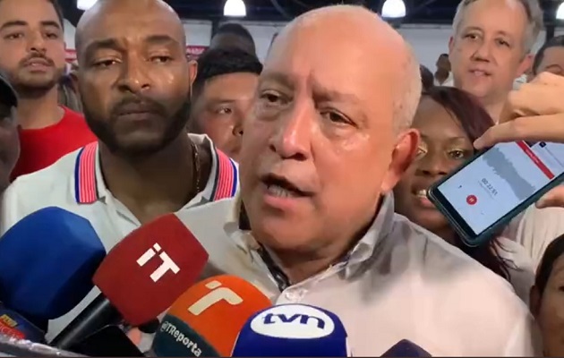 Crispiano Adames estuvo acompañado de un número plural de diputados.