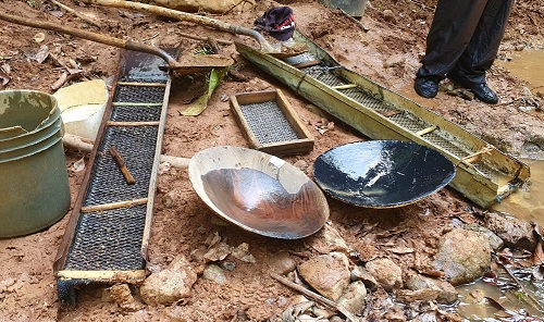  A estos mineros artesanales también se les encontró  2 bateas, 2 canales, 2 palas y 1 machete. Foto: Diomedes Sánchez 