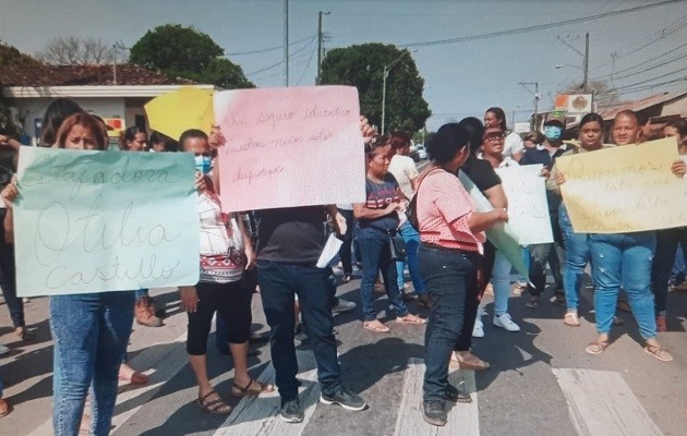 La protesta se realizó frente a la escuela y no afectó el desarrollo de las clases. Foto: Thays Domínguez