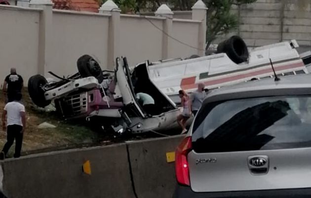 Múltiples heridos en vuelco de bus en Punta Pacífica. Foto: @TraficoCPanama