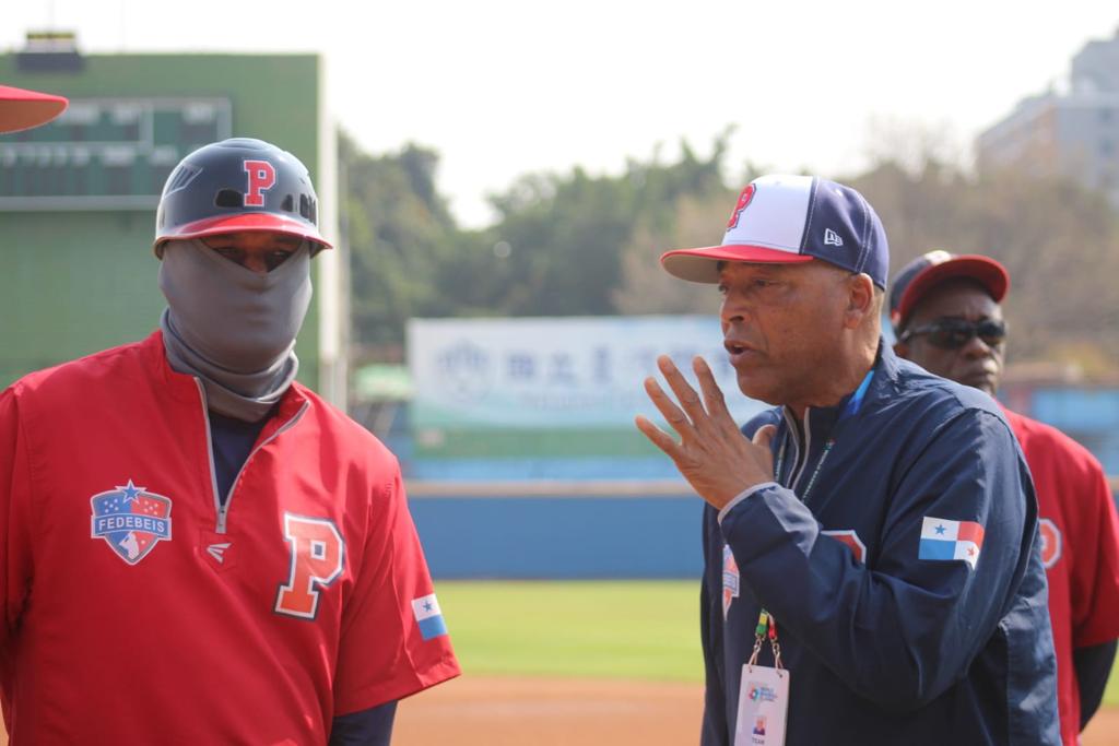 Luis Ortiz, manager de Panamá en los entrenamientos con miras a su debut en el Clásico Mundial de Béisbol. Foto: Fedebeis