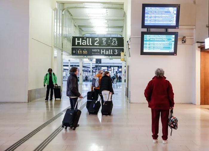 Pasajeros caminan en la estación Gare de Lyon durante una nueva jornada de huelga nacional encabezada por sindicatos franceses. Foto: EFE