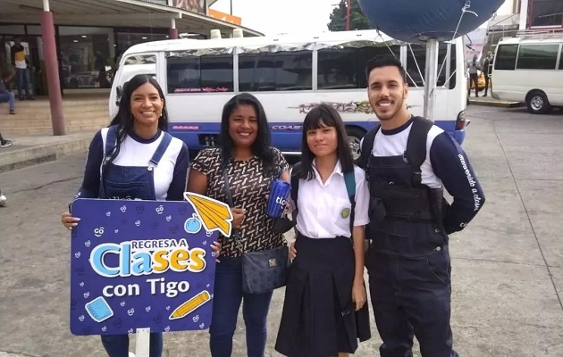 Tigo obsequió termos y toppers a los estudiantes. Foto / Tigo Panamá. 