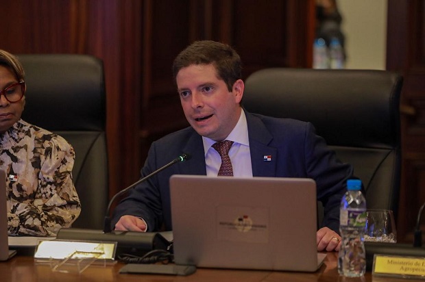 El ministro de Comercio, Federico Alfaro, sustentó ante el Consejo de Gabinete, el acuerdo alcanzado con Minera Panamá. Foto: Cortesía Presidencia