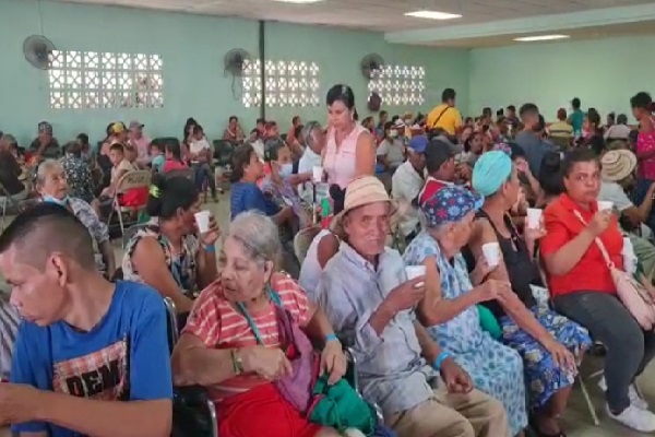 La comunidad siempre se muestra solidaría con los que menos tienen. Foto. Thays Domínguez 