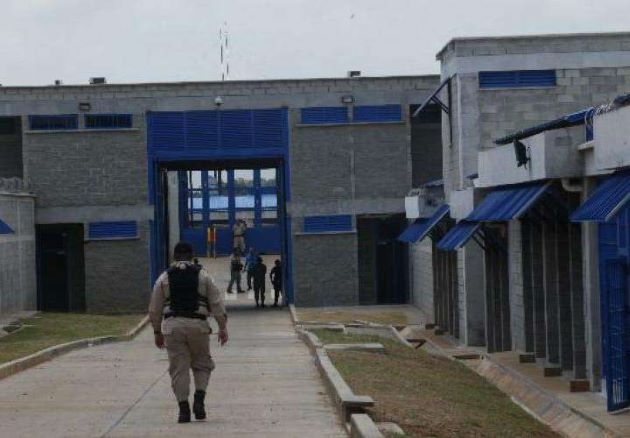 Recientemente se agarró infragati a un mayor de la Policía Nacional que intentaba introducir cinco celulares a La Nueva Joya.