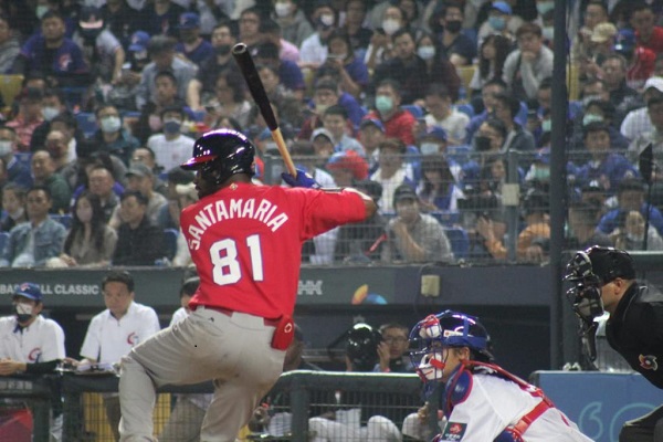 El panameño Jhadiel Santamaría consume un turno al bate ante China Taipéi en el Clásico Mundial de Béisbol.Foto: Fedebeis