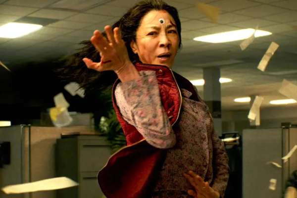 Michelle Yeoh como Evelyn Wang, durante una escena de 'Everything Everywhere All At Once'. Foto: EFE / A24