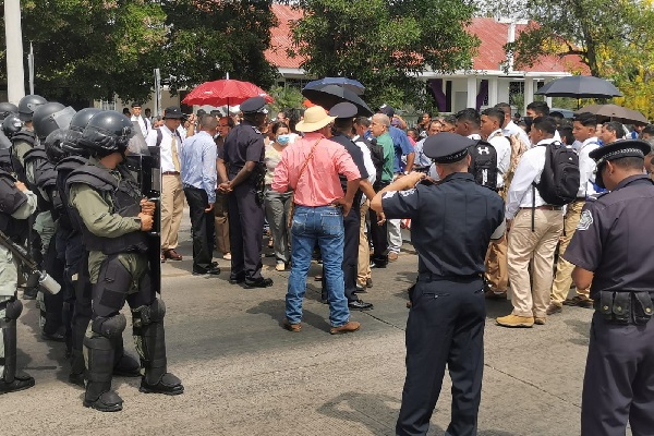 El primer día de clases los estudiantes, padres de familia y educadores del IPTV intentaron protestar exigiendo que se resuelvan sus necesidades. Foto. Melquíades Vásquez