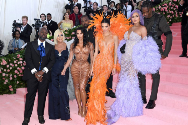 Parte del clan Kardashian-Jenner en una de las ediciones de la Met Gala. Foto: Kawai Tang / Getty Images