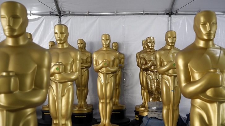 Las estatuas están en una carpa mientras se trabaja en los preparativos para la 95ª ceremonia. Foto: EFE