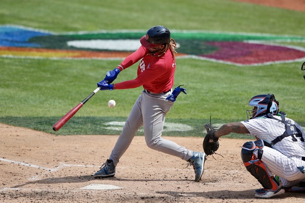 Jonathan Araúz de Panamá consume un turno al bate contra Holanda, Foto: EFE