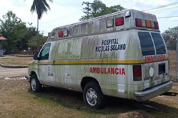 En la parte frontal de la sede regional del Minsa otras ambulancias de diversos modelos también están estacionadas al estar dañadas. Foto. Eric Montenegro