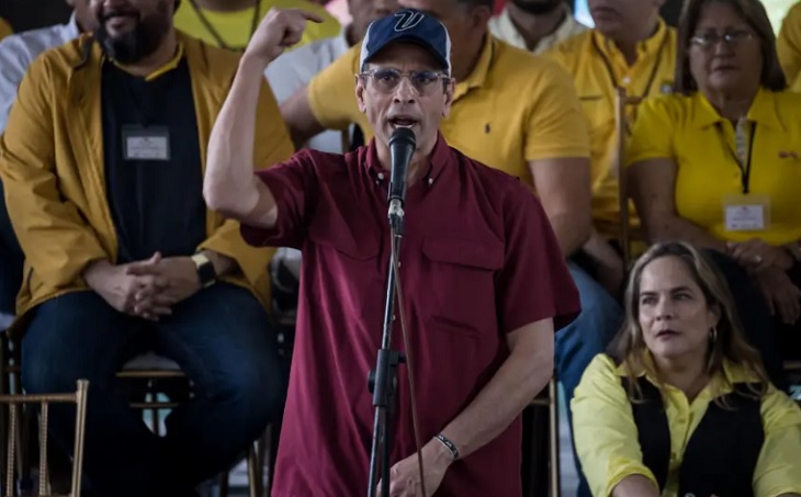 El exgobernador Henrique Capriles habla ante sus simpatizantes durante un acto organizado por su partido Primero Justicia. Foto: EFE