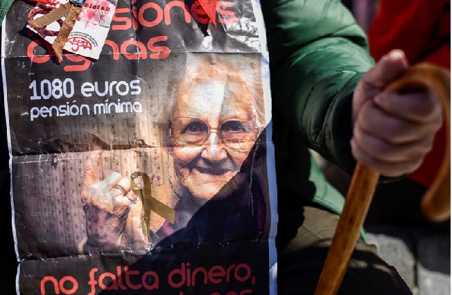 Cartel alusivo a exigencias de los jubilados en España. Foto: EFE