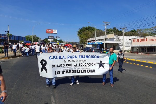 El paro fue levantado temporalmente, por lo que los estudiantes deberán volver a clases el próximo lunes, anunció la directiva de los padres de familia del plantel. Foto. Thays Domínguez