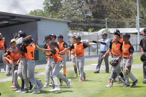 Jugadores de Los Santos festejan su clasificación en la U12. Foto: Fedebeis