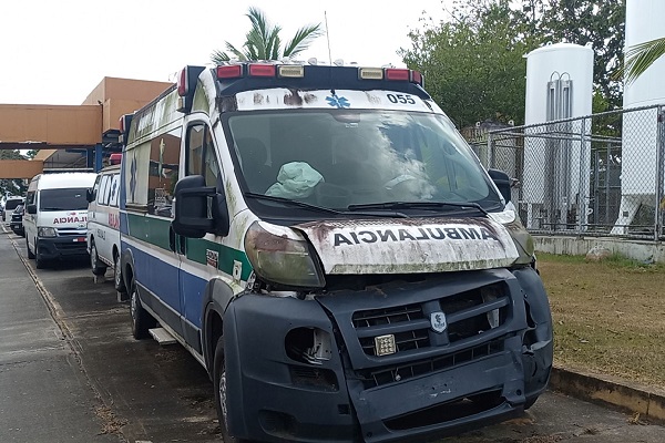  En el estacionamiento trasero de este hospital se acumulan al menos una decena de ambulancias chocadas o con diversos tipos de desperfectos mecánicos. Foto. Eric Montenegro