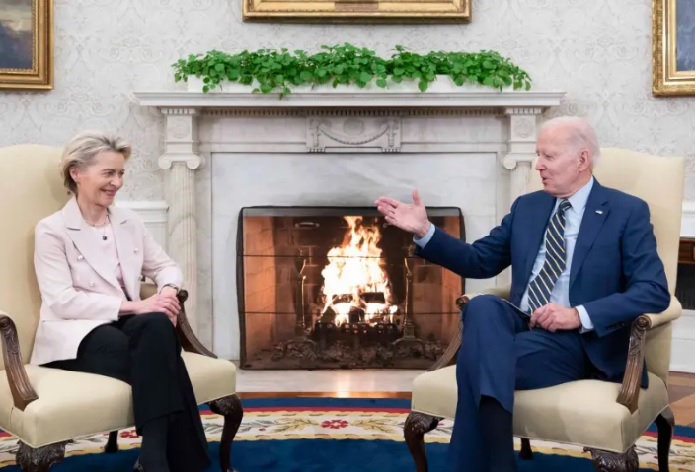 La presidenta de la Comisión Europea (CE), Ursula von der Leyen (i), se reunió con el presidente de EE.UU., Joe Biden (d), en la Casa Blanca. Foto: EFE