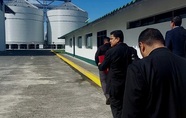 Acodeco realiza diligencia judicial en diligencia judicial en las instalaciones de 13 molinos de arroz. Foto: Cortesía