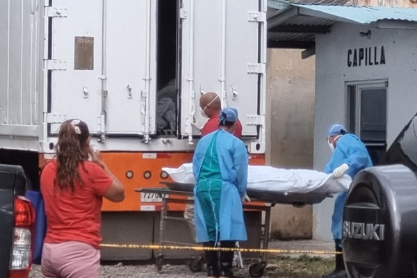 El Ministerio Público y el Instituto de Medicina Legal y Ciencias Forenses iniciaron la entrega de los cuerpos. Foto. Mayra Madrid