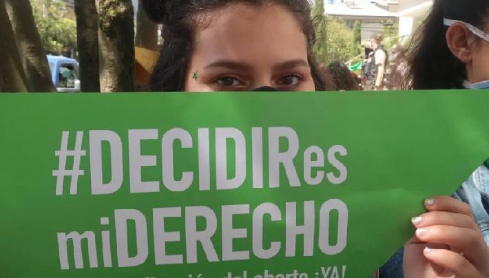 Una mujer sostiene un cartel mientras se manifiesta a favor de la despenalización del aborto. Foto: EFE